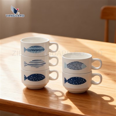 ロゴ付きの白いスタックマグカップ