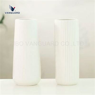 白い縞模様の花瓶の陶器